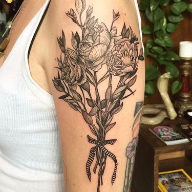 12 hermosos tatuajes de ramo en negro y gris