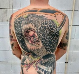 Artista del tatuaje Russell Widner