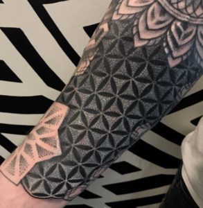 Artista de tatuajes geométricos Dijon Nuculaj 2