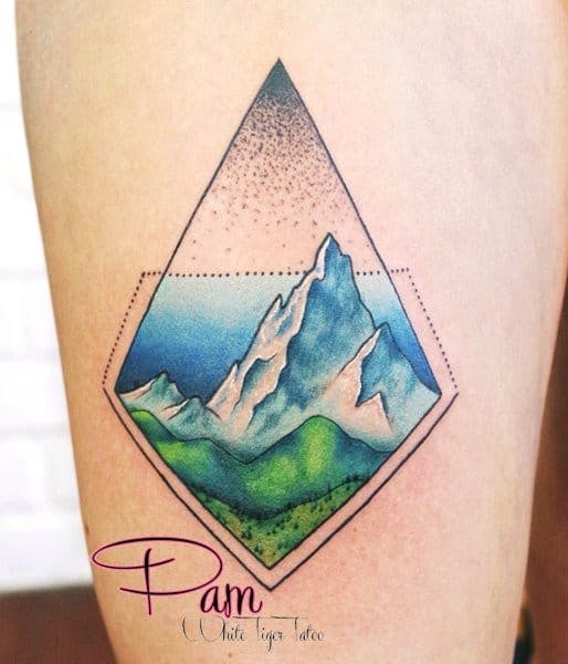 La versión geométrica del tatuaje de la montaña por Pamela Bratcher ... #Mountain Landscape #Geometric #Geometry #PamelaBracher