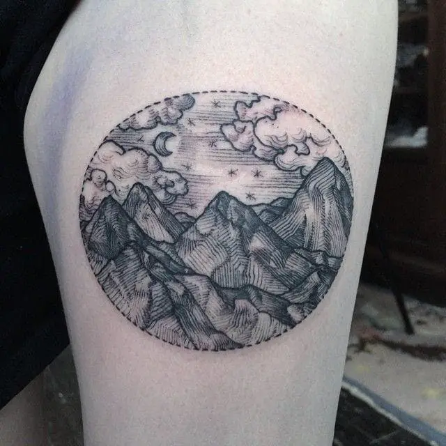 Paisaje de tatuajes de montaña pacífica por Rachel Hauer.  #bjerglandskab #RachelHauer # sortværk #linearbejde #dotwork