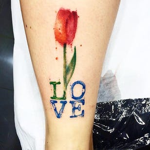 Tatuaje de tulipán en acuarela de Sandro Stagnitta.  #flor #tulip # acuarela #amor # SandroStagnitta