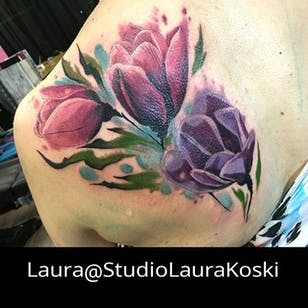 Tatuaje de tulipán estilizado de realismo de Laura Koski.  #blomst #tulipan #styledrealisme #farrealisme #LauraKoski