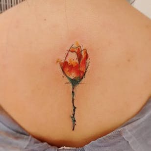 Tatuaje de tulipán acuarela en vivo de Thiago Fernandes.  #flor #tulipan #abstracto #acuarela #ThiagoFernandes