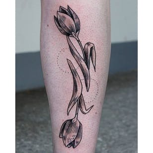 Tatuaje de tulipán blackwork reflejado de Sven Eigengrau.  #blomst #tulipan #sortarbejde #SvenEigengrau