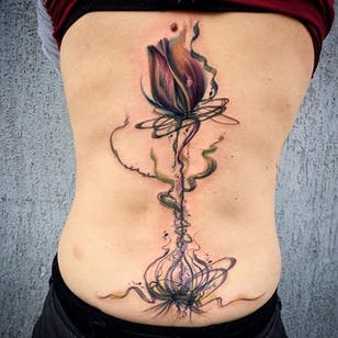 Tatuaje de tulipán abstracto en espiral de Sara Liverani.  #blomst #tulipan #abstrakt #SaraLiverani