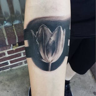 Tatuaje de tulipán realista en negrita negro y gris de Tyler Wood.  #flor #tulipán #realismo # gris negro #TylerWood