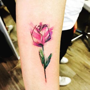 Tatuaje de tulipán abstracto de Edoardo Polimanti.  #tulipan #flor #abstracto #minimalista #EdoardoPolimanti