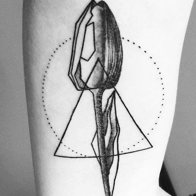 Tatuaje de tulipán geométrico de @vaskoz_tattoo.  #flor #tulip #geometric #blackwork #vaskoz_tattoo