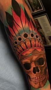 Tatuaje de calavera india neotradicional