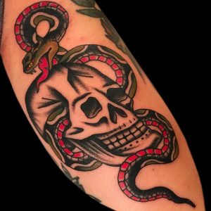 Tatuaje tradicional de calavera y serpiente