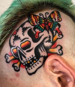 Tatuaje tradicional de calavera y tibias cruzadas