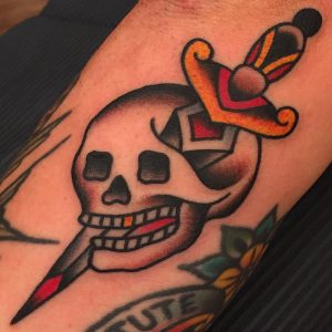 Tatuaje tradicional de calavera y daga