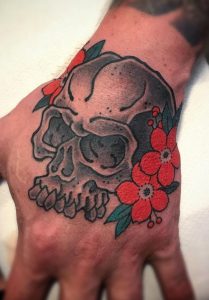 Tatuaje de calavera y flor japonesa