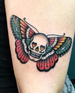 Tatuaje de mariposa de cráneo tradicional estadounidense