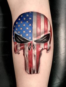 Bandera de EE. UU. Y tatuaje de calavera Punisher