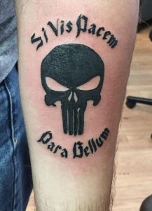 Calavera Punisher con tatuaje de letras