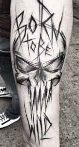 Calavera Punisher con tatuaje de letras