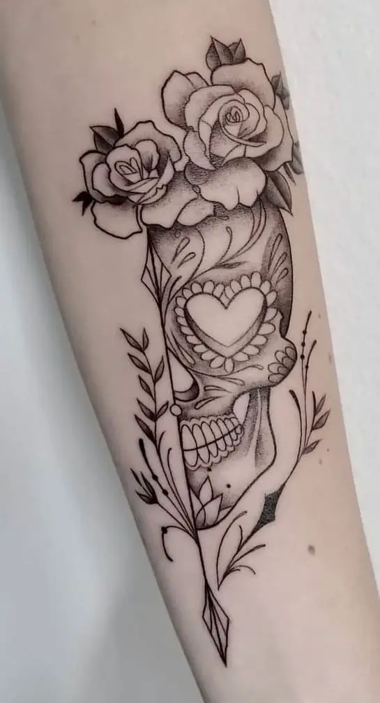 Tatuaje de calavera de azúcar y rosa