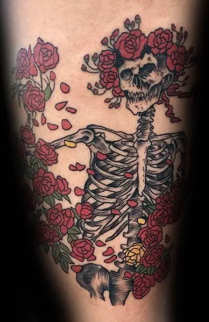 Tatuaje de calavera y rosas muertas agradecidas