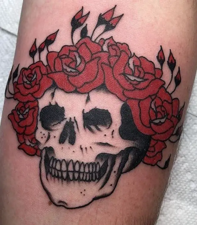 Tatuaje de calavera y rosas muertas agradecidas
