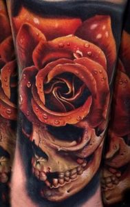 Tatuaje realista de calavera y rosa