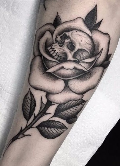 Tatuaje de calavera y rosa