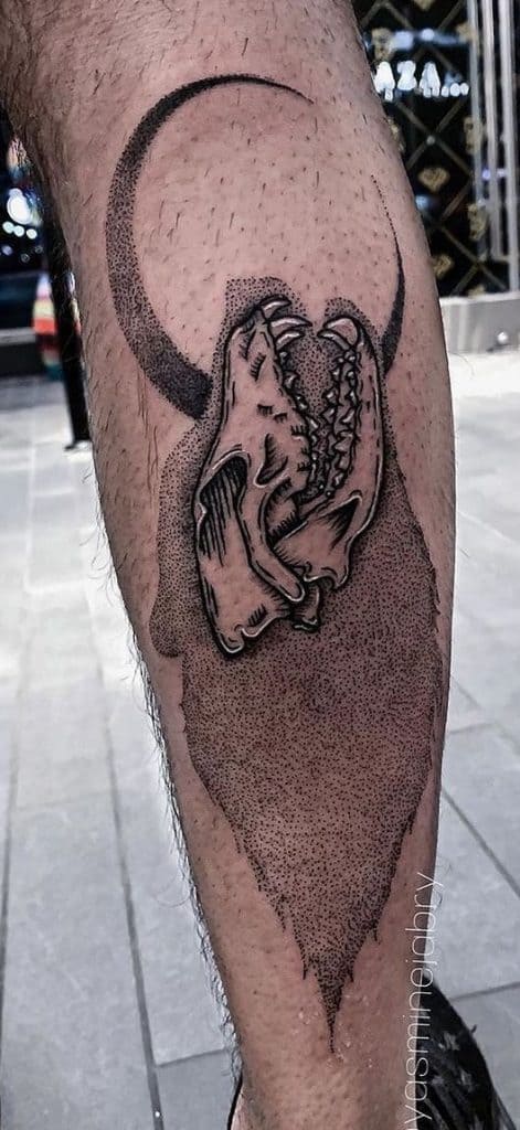 Tatuaje de calavera de lobo aullando