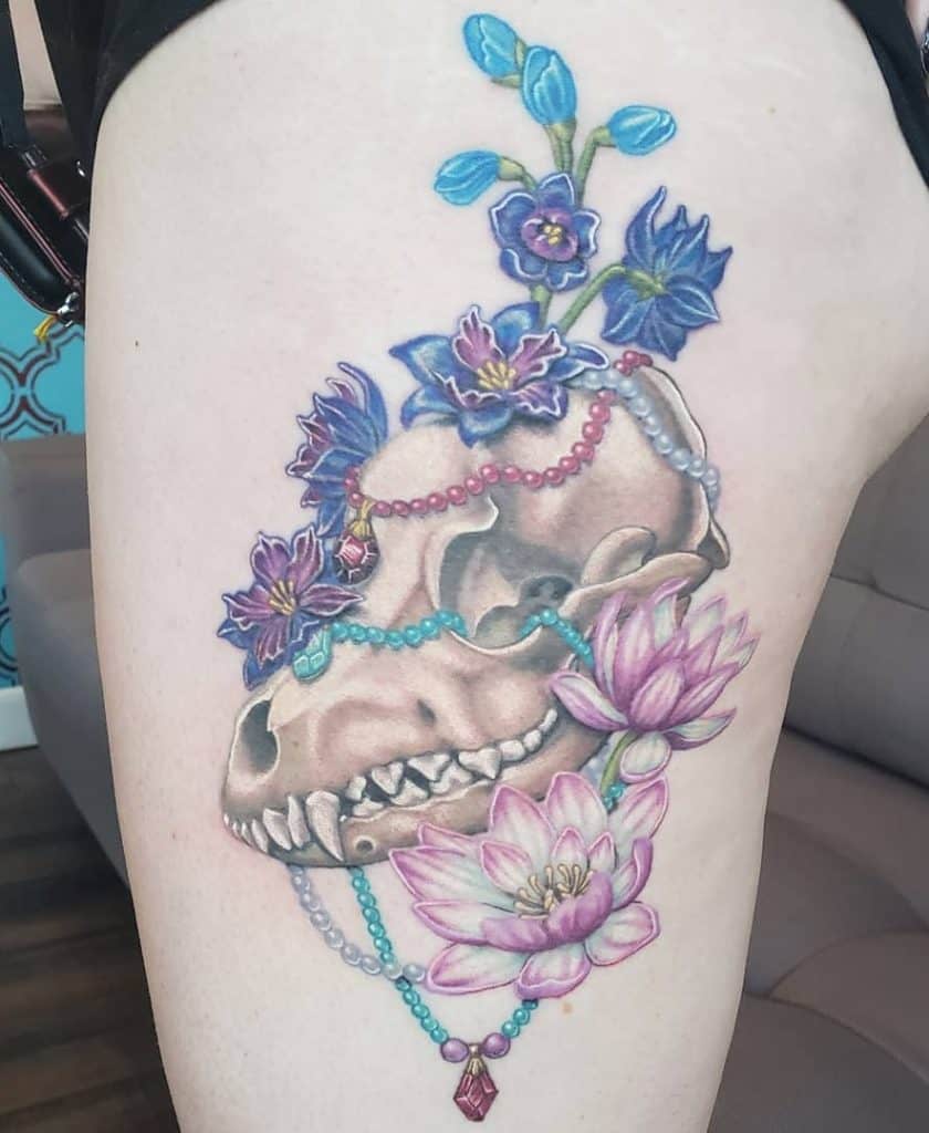 Tatuaje de calavera de lobo y tatuaje de flor 
