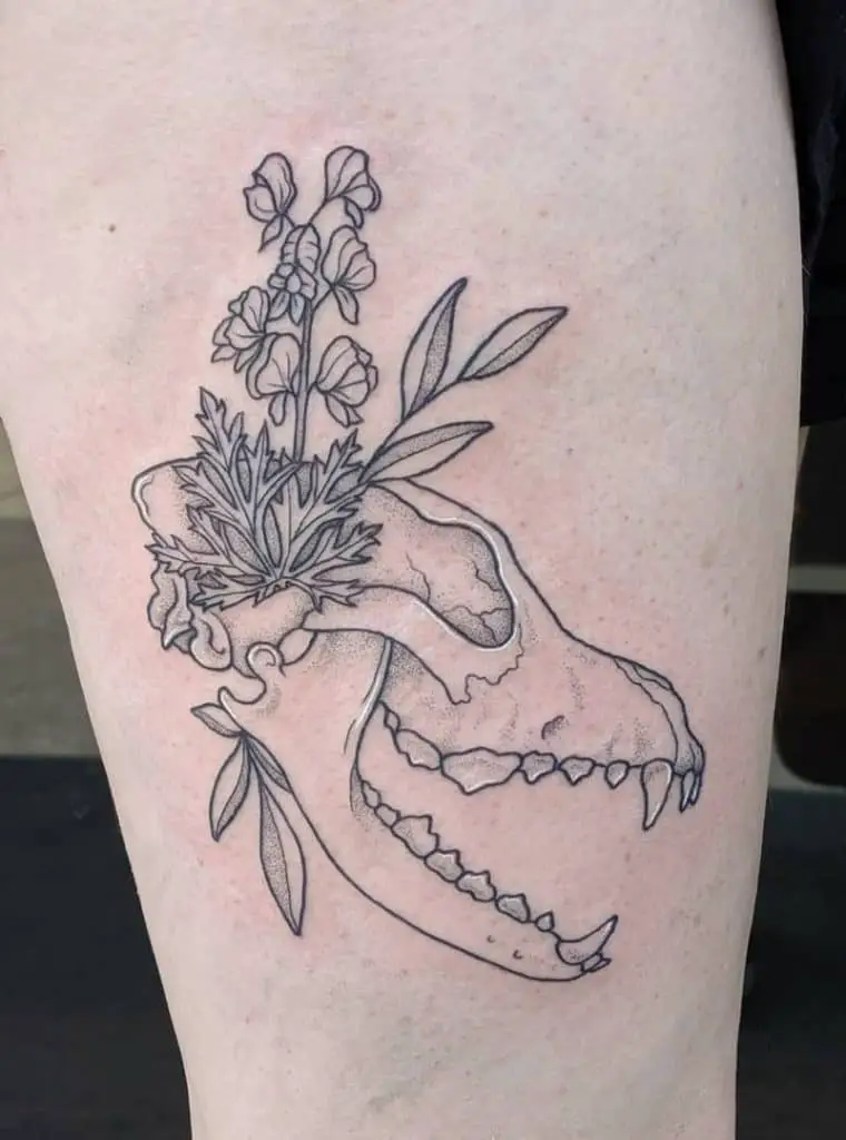 Tatuaje de calavera de lobo y tatuaje de flor 