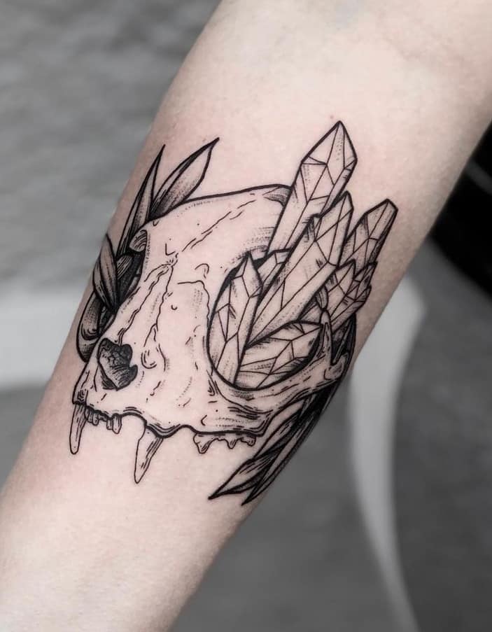 Tatuaje de calavera de gato con tatuaje de cristal