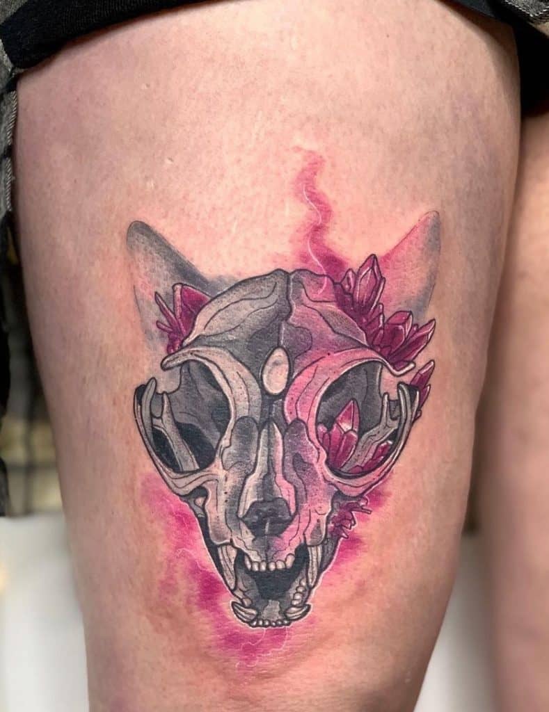 Tatuaje de calavera de gato con tatuaje de cristal