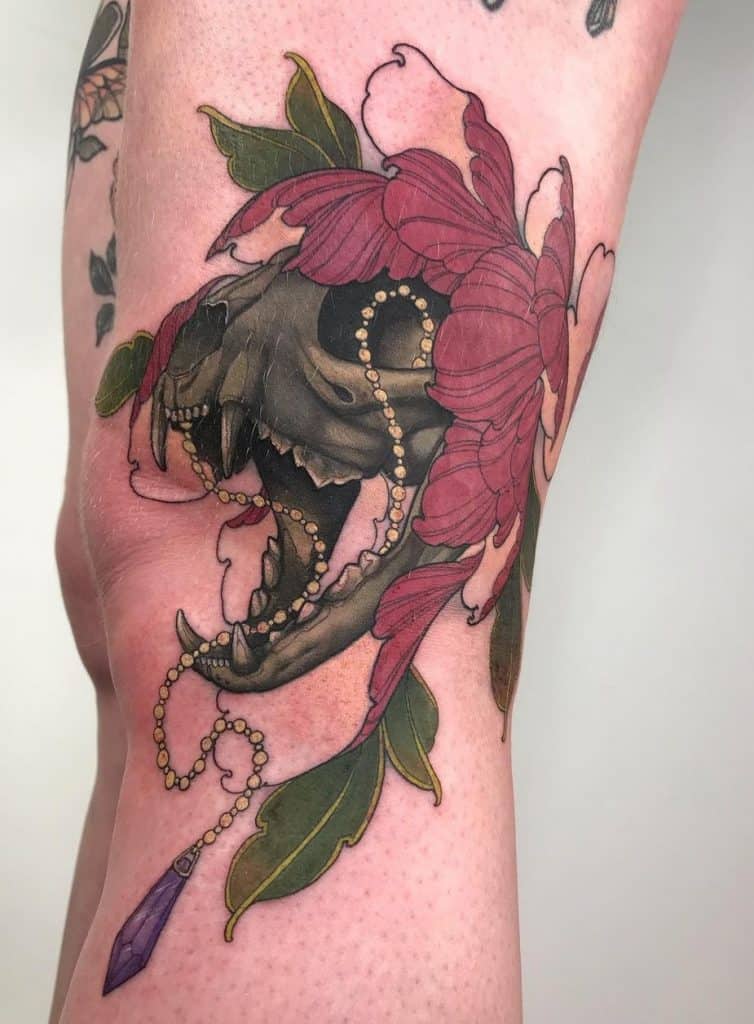 Tatuaje de calavera de gato con flores