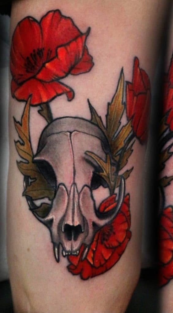 Tatuaje de calavera de gato con flores
