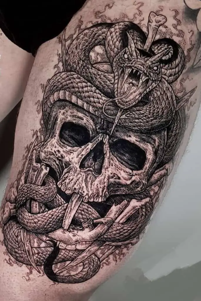 Tatuaje de calavera y serpiente