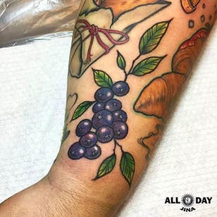 Blueberry Tattoo por Jina @allday_jina #Jinatattooer #Alldaytattoo # Foodtattoo # SouthKorea #Bluberry