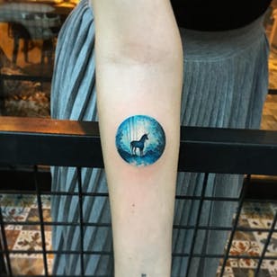 Tatuaje de unicornio de Eva Krbdk.  #EvaKrbdk #Eva #Tyrkisk #cirkel #miniatyr #mini #landskab #scene #enhorn