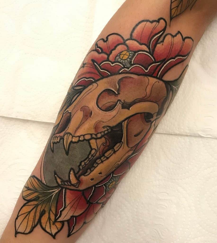 Tatuaje de calavera de oso con tatuaje de flor