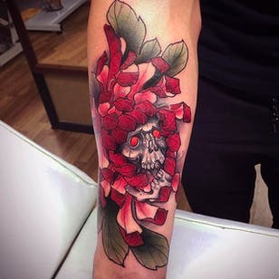 Flor de crisantemo realmente genial con una calavera.  Tatuaje realizado por Alexander Masom.  #alexandermasom #chrysanthemum #floral #skull #flowertattoo #coloredtattoo