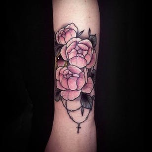Hermosos tatuajes de flores con una cruz y una perla.  Tatuaje realizado por Alexander Mosom.  #alexanermosom #flora #flowertattoo #farvetatovering #cross #forearmtattoo