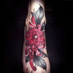 Tatuaje de crisantemo increíblemente limpio y detallado en un pie.  Tatuaje de Alexander Mosom.  #alexandermosom #foottattoo #crisantemo #flowertattoo #blackandred