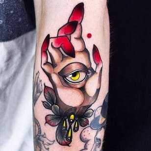 Mano de apariencia radiante con un tatuaje de ojo con algunas hojas.  Tatuaje de Alexander Mosom.  #alexandermosom # mano # hojas # tatuaje de color # ojo