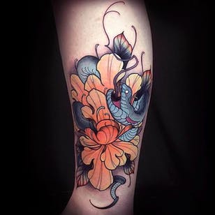 Impresionante y feroz tatuaje de serpiente y peonía realizado por Alexander Masom.  #AlexanderMasom #snake #pony #flower #color tattoo