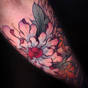 Hermoso tatuaje de peonía hecho por Alexander Masom.  #AlexanderMasom #peony #forearmtattoo #coloredtattoo #flowertattoo