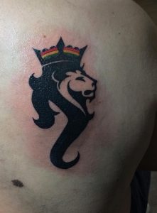 Tatuaje de león tribal con corona