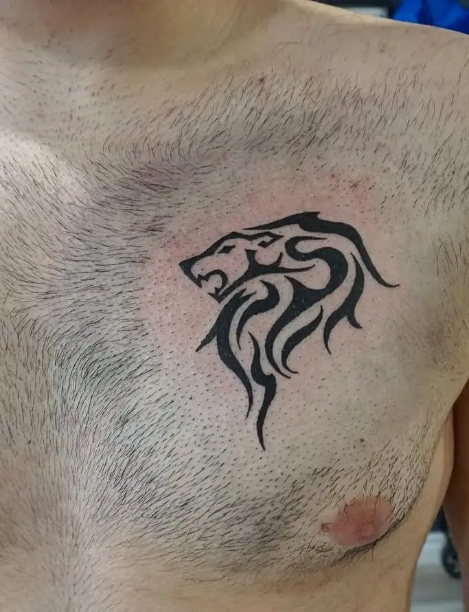 Tatuaje tribal del pecho del león