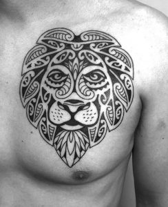 Tatuaje tribal del pecho del león