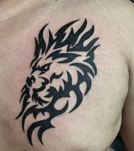 Tatuaje tribal del pecho del león