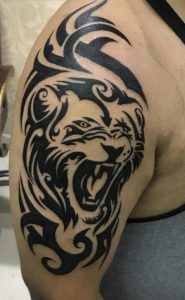 Tatuaje de león tribal en el hombro