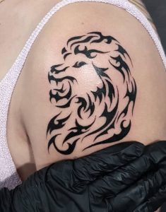 Tatuaje de león tribal en el hombro